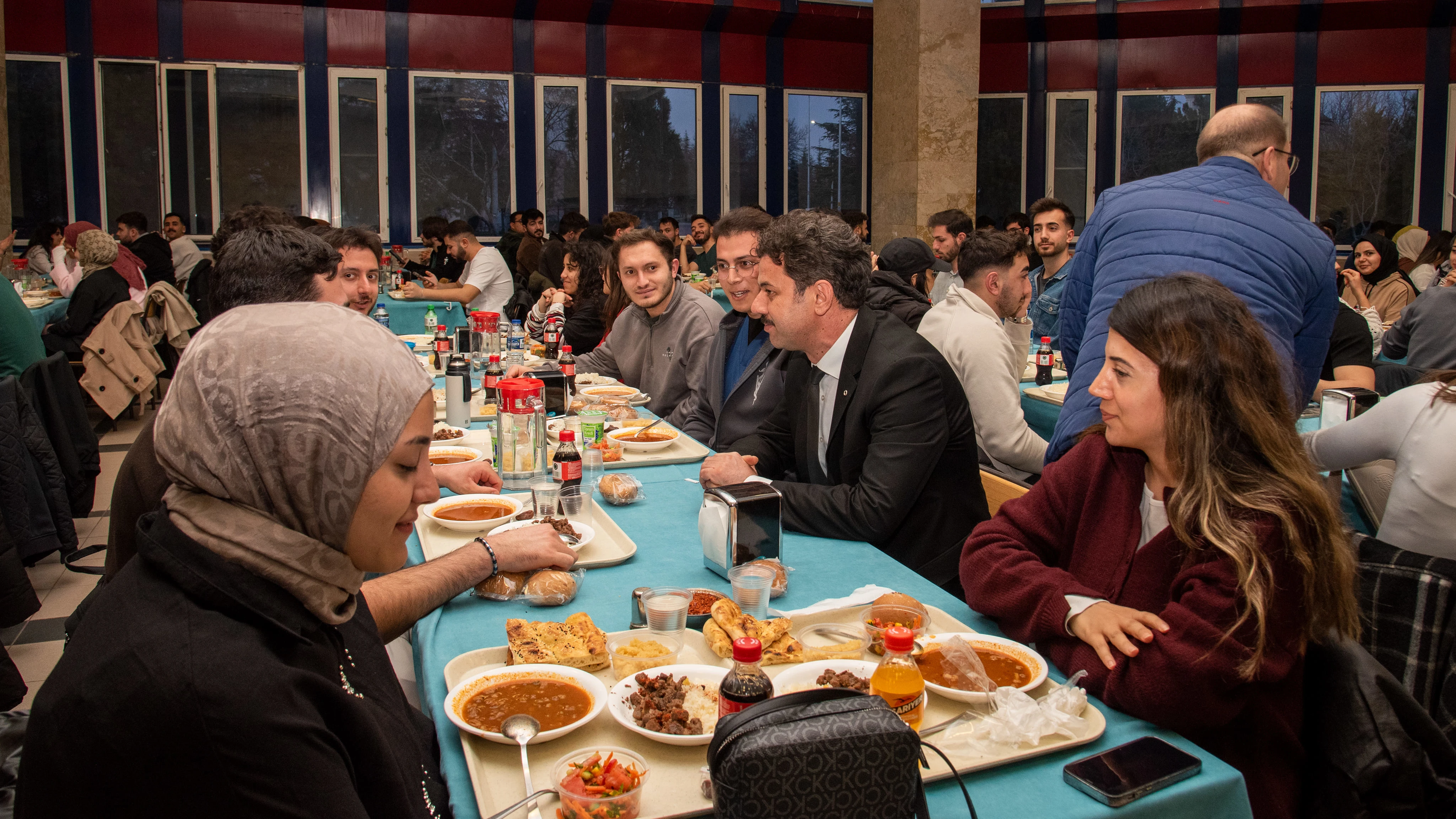 Rektör Yılmaz öğrencilerle iftar yemeğinde bir araya geldi